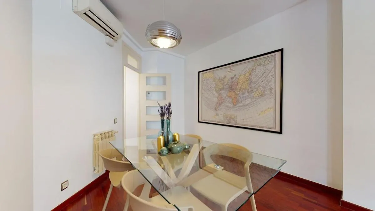 Modern And Bright Three-Bedroom In Eixample Barcelona Apartman