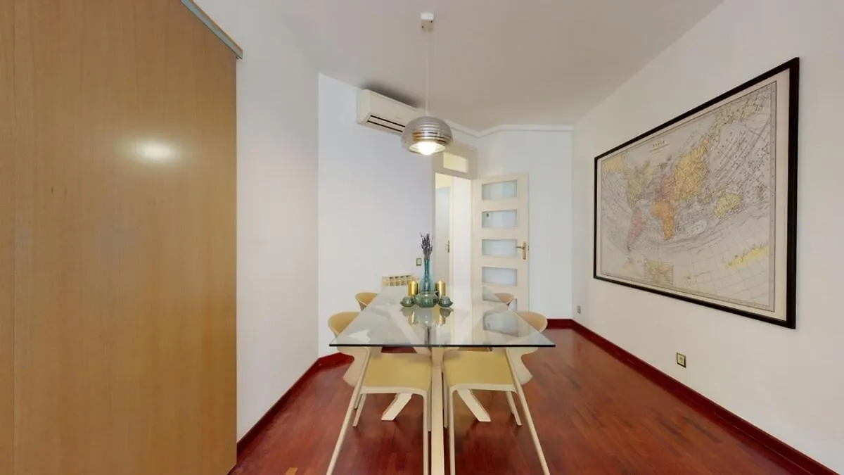 Modern And Bright Three-Bedroom In Eixample Barcelona