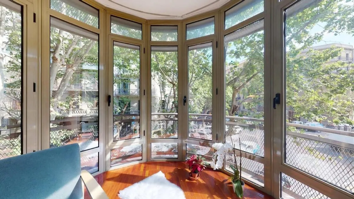 Modern And Bright Three-Bedroom In Eixample Barcelona