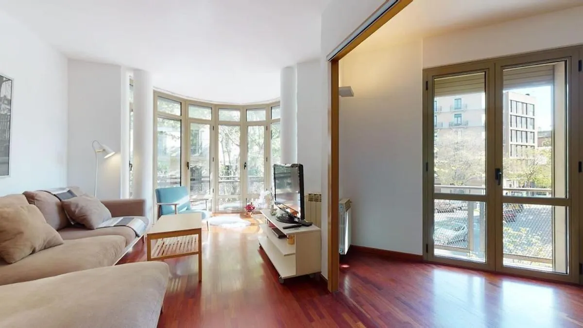 Modern And Bright Three-Bedroom In Eixample Barcelona