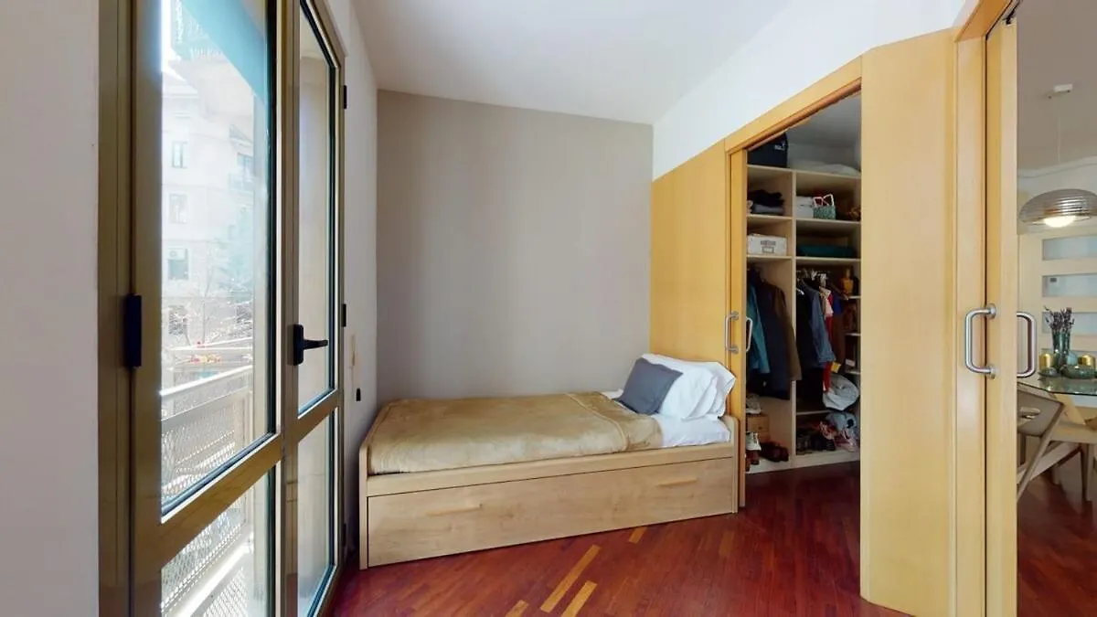 Modern And Bright Three-Bedroom In Eixample Барселона 0*,